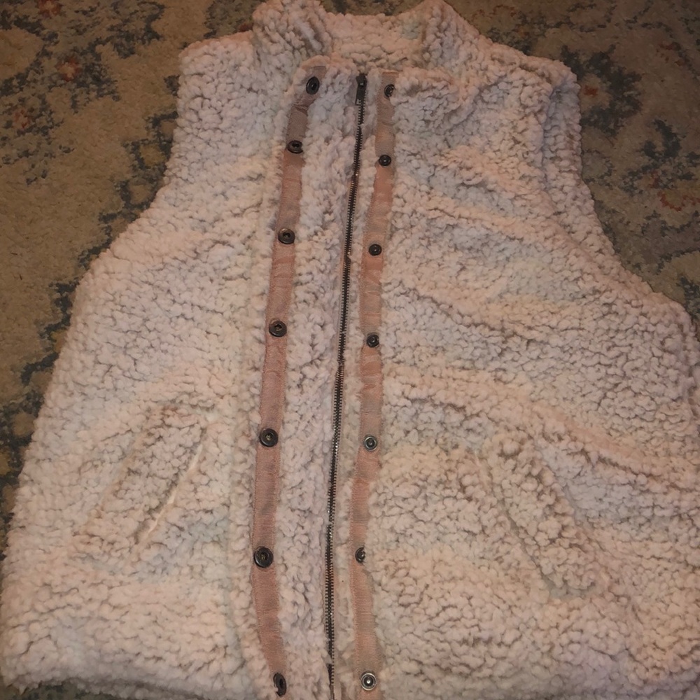 Fluffy Vest - Picture 2 of 4